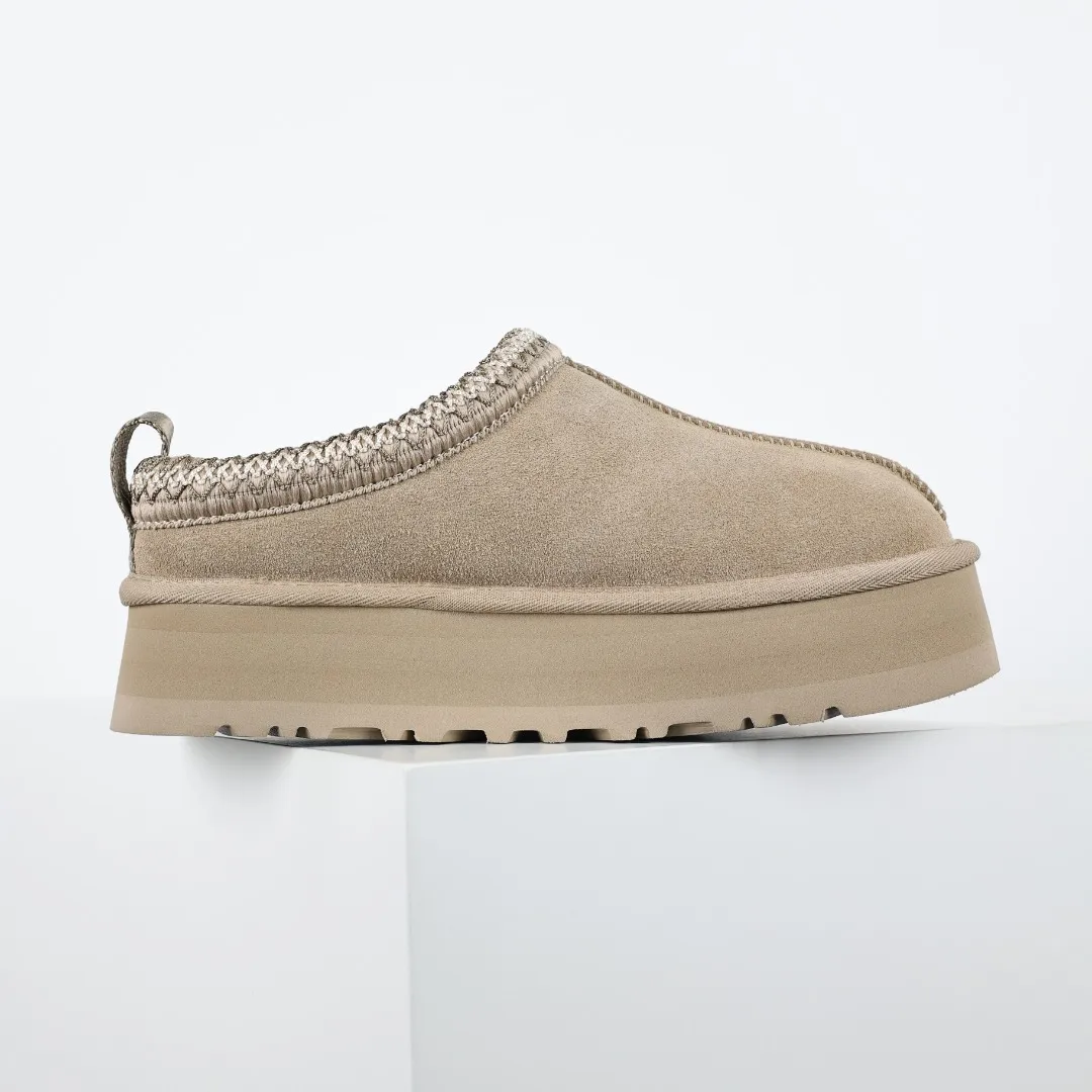 Pick up locally 💰540, the core recommendation is good price UGG Tazz series, rapeseed color half-flops, Xiaohongshu hot style, Henan Longfeng leather production, sheepskin and wool integration, top quality in the market, upper waterproof material, 2-3 cm cashmere insole, keeping warm in winter, suitable for home use. In the new year, uug has launched a style series, which is partially geared towards the preferences of young consumers. It has also been at the forefront of fashion trends. Shoe body material, water-repellent coated suede upper 17mm UGGPURE™ implanted wool insole Lightweight non-slip comfortable rubber outsole With brand LOGO Trademark Comes with full packaging Size: 35 36 37 38 39 40